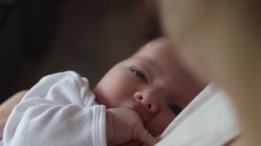 onun kollarında yeni doğmuş bir bebek tutan kadın