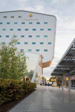 Eindhoven Hollanda - 27 Ekim 2022. Şehir merkezindeki havaalanındaki turistler için otel binası