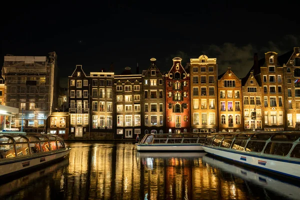 Die Hauptstrasse Von Damrak Amsterdam Die Niederlande Mit Tanzenden Häusern — Stockfoto