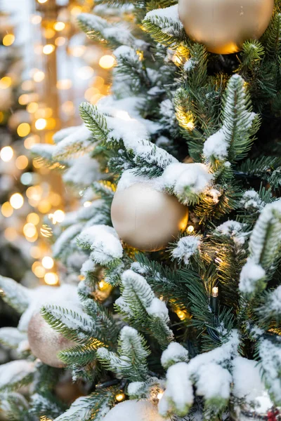 Рождественская Елка Украшениями Игрушечными Шариками Гирляндой Фоне Боке Снегом — стоковое фото