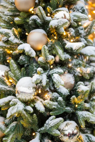 Рождественская Светлая Елка Украшениями Игрушечными Шариками Гирляндой Снегом — стоковое фото