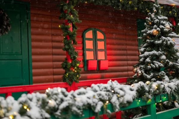 Intérieur Maison Bois Noël Avec Fenêtre Décorée Avec Guirlande Arbre — Photo