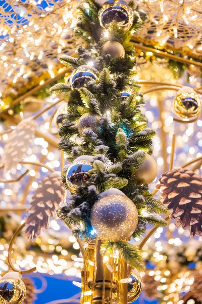 Рождественская Светлая Елка Украшениями Игрушечными Шариками Гирляндой Фоне Боке Снегом — стоковое фото