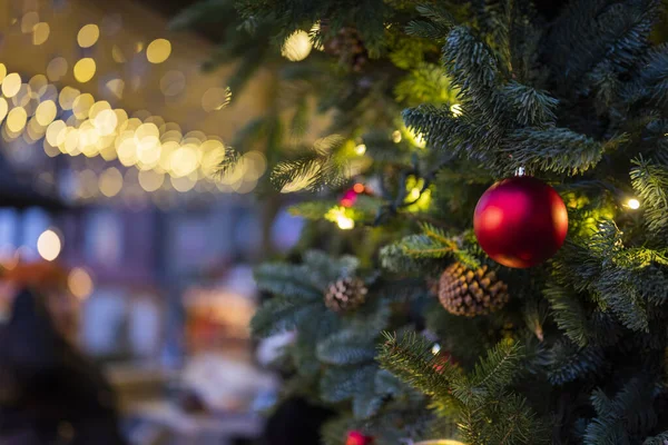 Jul Träd Med Dekorationer Leksaker Bollar Och Krans Bokeh Bakgrund — Stockfoto