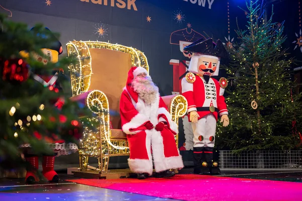 Гданьск Декабря 2022 Года Санта Клаус Сидит Сказочном Орешке Фоне — стоковое фото