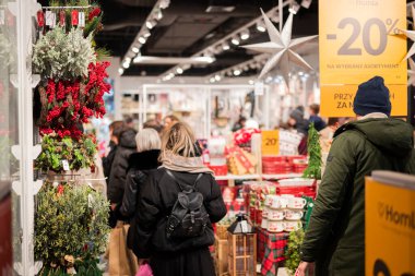 Gdansk Polonya, 3 Aralık 2022, mağazada mevsimlik indirimler. İnsanlar yeni yıl hediyelerini ve Noel 'i alışveriş merkezinde seçer.