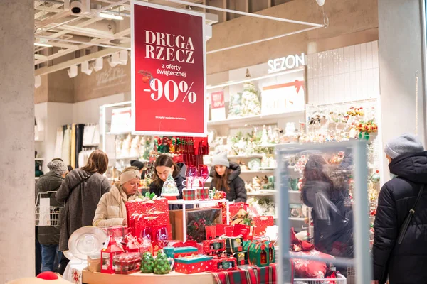 Gdansk Poland December 2022 Season Discounts Store 사람들은 크리스마스 선물을 — 스톡 사진