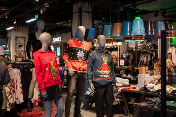 Gdansk Polonya Aralık 2022 Bir Alışveriş Merkezindeki Giyim Mağazasında Mankenler — Stok fotoğraf