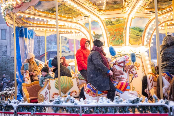 Gdansk Polen December 2022 Karuselltur Med Hästar Och Ljus Vintern — Stockfoto