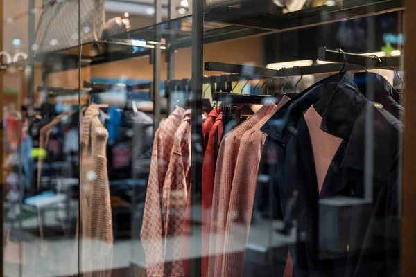 Kışlık Giysiler Askılarda Bir Mağazada Bir Alışveriş Merkezinde Bir Vitrinde — Stok fotoğraf