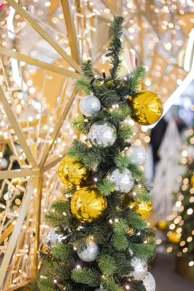 Jul Lysande Träd Med Dekorationer Med Leksaker Bollar Och Krans — Stockfoto