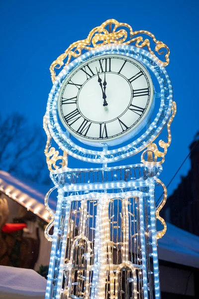 Новогодние Часы Гирляндой Рождество Ярмарке Гданьске Польша — стоковое фото