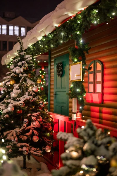 Jul Trähus Interiör Med Fönster Dekorerade Med Krans Och Julgran — Stockfoto