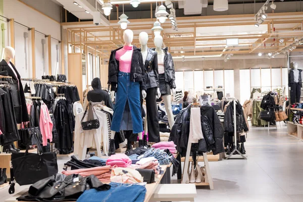 Mankenler Bir Mağazada Sergileniyor Alışveriş Merkezinde Giysileri Var — Stok fotoğraf