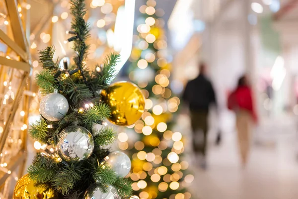 Árbol Luminoso Navidad Con Decoraciones Con Pelotas Juguetes Una Guirnalda —  Fotos de Stock