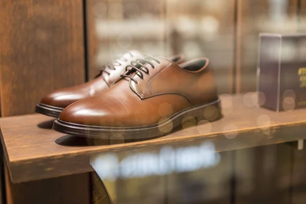 Hermoso Clásico Marrón Zapatos Los Hombres Con Estilo Tienda Exhibición —  Fotos de Stock