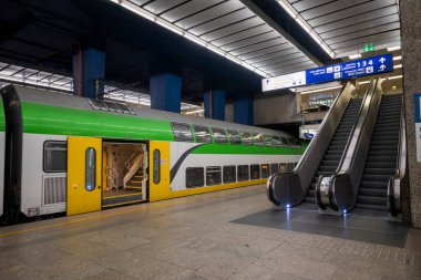 Varşova Polonya, 13 Şubat 2021, İstasyonda çift katlı yolcu treni