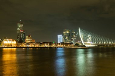 Erasmusbrug, Rotterdam 'ın merkezindeki Maas Nehri üzerinde gece görüş ve yansıması olan bir köprü olarak kaldı.