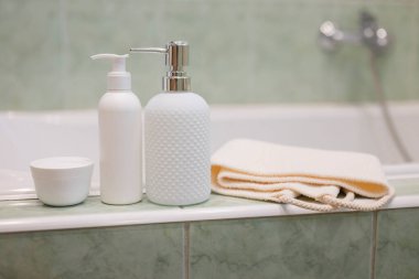 Banyo aksesuarları, krem ve bez kaplı sıvı sabun makinesi.