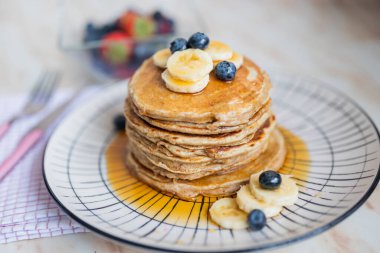 Belçika waffle 'ı, mavi arka planda yaban mersini ve muz.