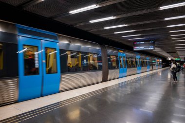 İsveç Stockholm, 07 Mart 2021, tren istasyonuna gidiyor.