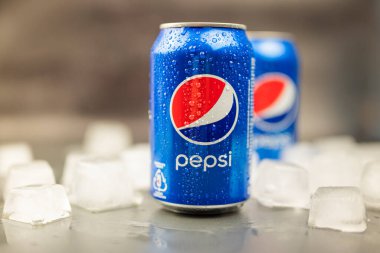 20 Mayıs 2020 'de Kiev Ukrayna' da Pepsi 'nin reklam için hazırladığı bir kavanoz soda buzda yatıyor.