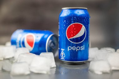 20 Mayıs 2020 'de Kiev Ukrayna' da Pepsi 'nin reklam için hazırladığı bir kavanoz soda buzda yatıyor.