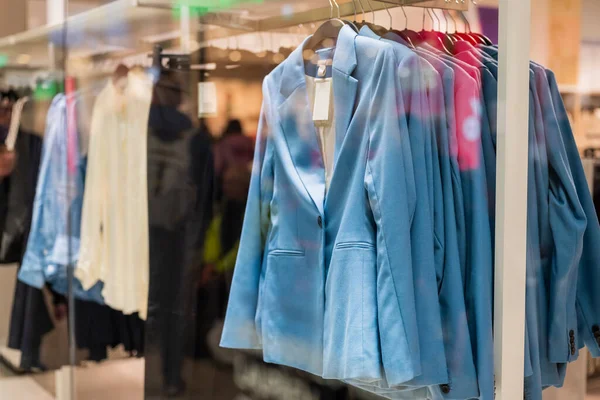 Şık Ceketler Bir Alışveriş Merkezinde Askılarda Asılı — Stok fotoğraf