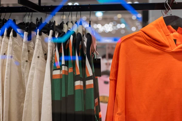 Şık Kıyafetler Alışveriş Merkezindeki Bir Mağazada Askılara Asılı — Stok fotoğraf