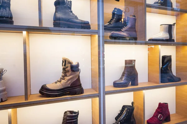 Mağazadaki Kadın Ayakkabıları Sergileniyor — Stok fotoğraf
