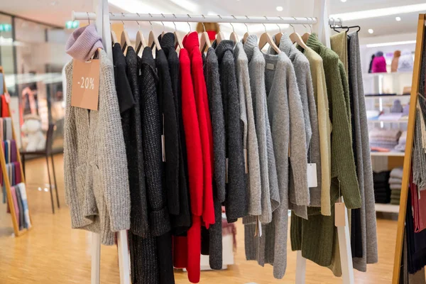 Stylische Kleidung Hängt Kleiderbügeln Einem Geschäft Einem Einkaufszentrum — Stockfoto