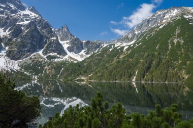 Dağlardaki Morskie Oko Gölü manzarası. Temiz su ve Tatra Ulusal Parkı 'ndaki Zakopane Polonya' nın yansıması.
