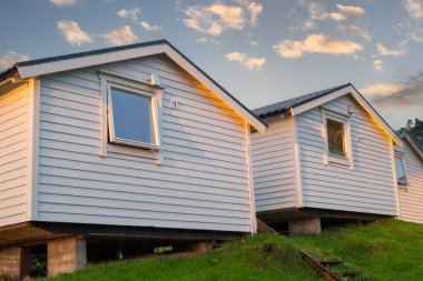 Turizm için güzel ahşap evler tatil için otellerde kamp yapıyor.