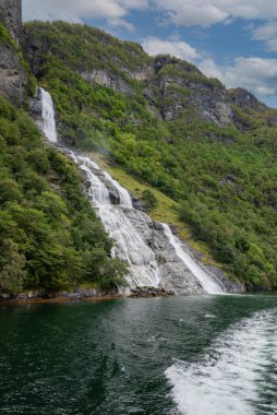 Norveç 'te dağ kayalarıyla dolu güzel şelale gelininin peçesi fiyort manzarası