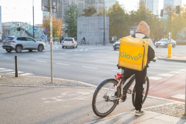 Varşova Polonya, 28 Ekim 2024, Glovo yemek dağıtım şoförü.