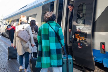 Gdansk Polonya, 24 Ekim 2024, ana tren istasyonunda yüksek hızlı tren pkp