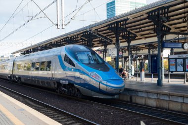 Gdansk Polonya, 24 Ekim 2024, ana tren istasyonunda yüksek hızlı tren pkp