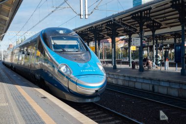 Gdansk Polonya, 24 Ekim 2024, ana tren istasyonunda yüksek hızlı tren pkp