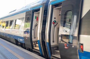 Gdansk Polonya, 24 Ekim 2024, ana tren istasyonunda yüksek hızlı tren pkp