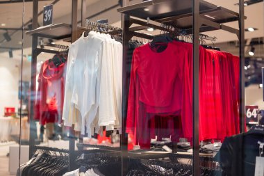 Alışveriş merkezindeki raflarda asılı kadın kıyafetleri bluzu..