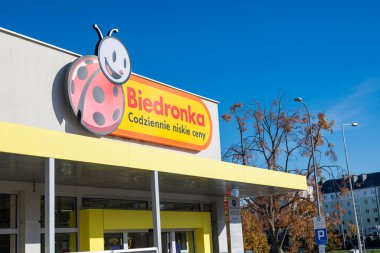 Gdynia Polonya - 24 Ekim 2024, Polonya 'da Biedronka zinciri marketi, reklam tabelası