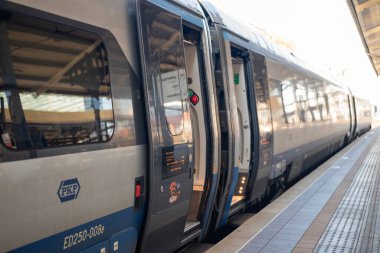 Gdansk Polonya, 24 Ekim 2024, ana tren istasyonunda yüksek hızlı tren pkp