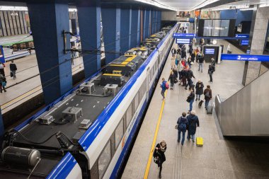 Varşova Polonya, 24 Ekim 2024, ana tren istasyonunda yüksek hızlı tren pkp