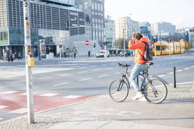 Polonya Varşova 28 Ekim 2024 şehir trafiği şehir merkezinde Bisikletli bir adam trafik ışıklarında