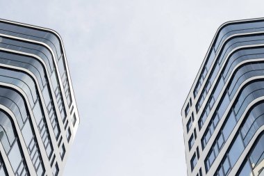 Mavi gökyüzüne karşı modern bina cephesi