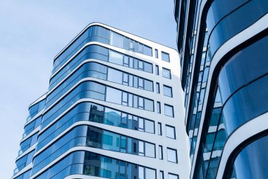 Mavi gökyüzüne karşı modern bina cephesi