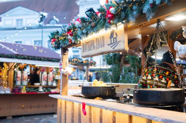 Tallinn Estonya, 18 Aralık 2023, Yeni Yıl ve Noel için Kış Fuarı, yemek evleri