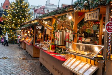  Estonya Tallinn, 12 Aralık 2023, Yeni Yıl ve Noel tatilleri için Kış Fuarı, yemek evleri