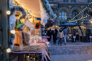 Yılbaşı ve Noel tatilleri için Kış Fuarı, Tallinn Estonya 'da gıda evleri