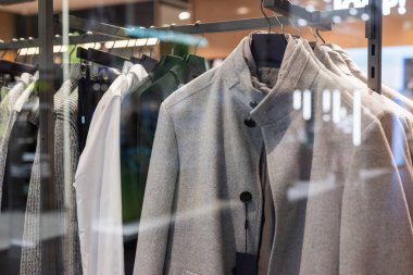 Kışlık giysiler askılarda bir mağazada bir alışveriş merkezinde bir vitrinde